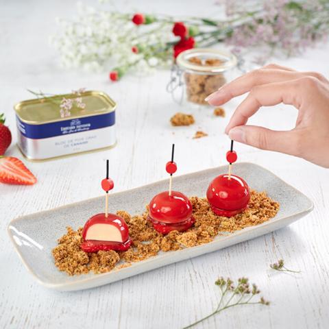 Duck Foie Gras lollipops, strawberries and crumble | Edouard Artzner